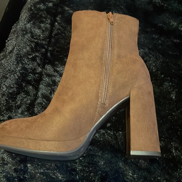 GBG brown suede like platform heeled ankle bootie - Picture 4 of 10